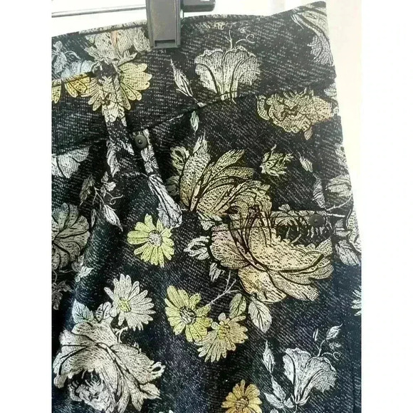 Celebrity Pink Women Hi-Rise Mom Jeans Floral Pattern Denim Raw Hem Size 19 NWOT - Picture 3 of 7
